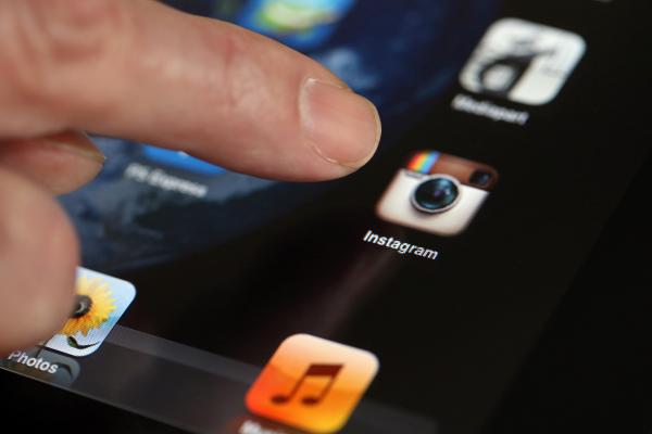Instagram признали самой депрессивной социальной сетью, Miracle, 1 сен 2014, 15:54, 100328453-instagram-finger-on-app-gettyp.600x400.jpg