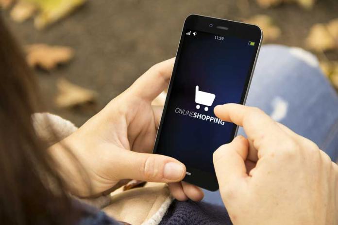 58% мобильных интернет-покупателей совершают покупки ежедневно, Miracle, 30 мар 2017, 21:30, mobile-commerce-shopping-696x464.jpg